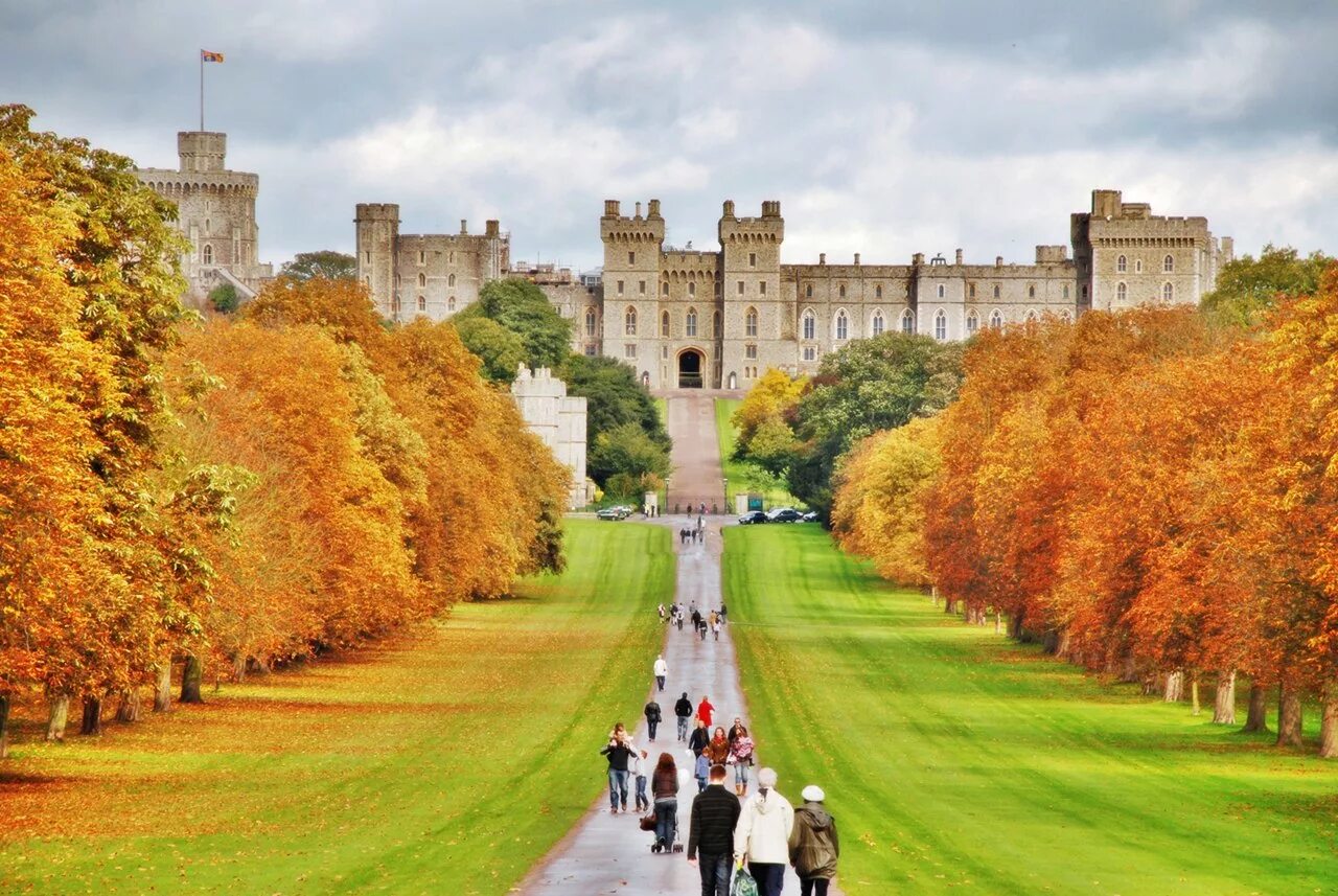 Around the uk. Виндзорский замок Великобритания осень. Windsor Castle , графство Беркшир. Замок Виндзор Британия осенью. Фото Виндзорского замка в Англии.