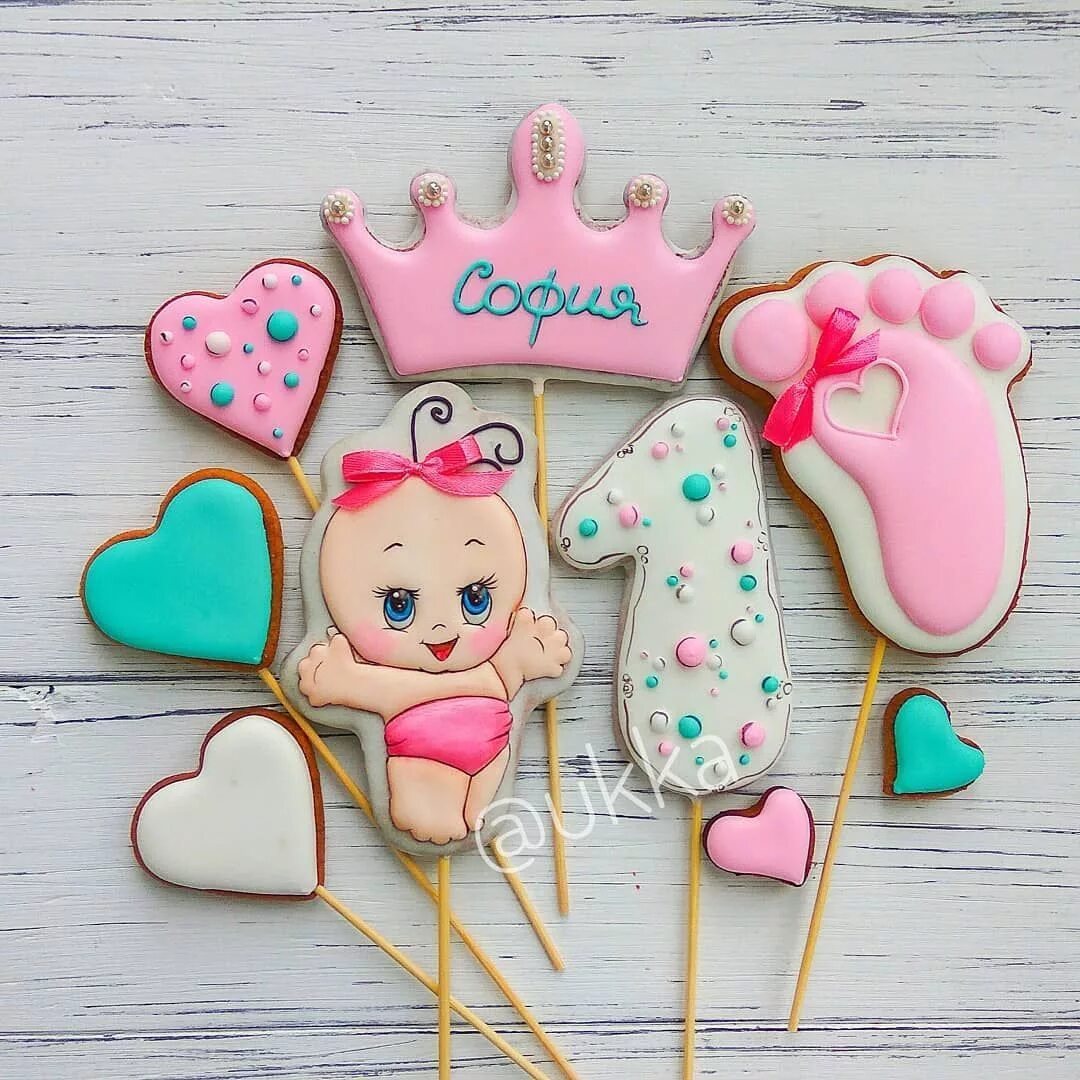 Свадебное печенье для гостей. Имбирный пряник с именем. Пряники сердечки с именами. Имбирные пряники с надписями. Имбирные пряники на свадьбу.