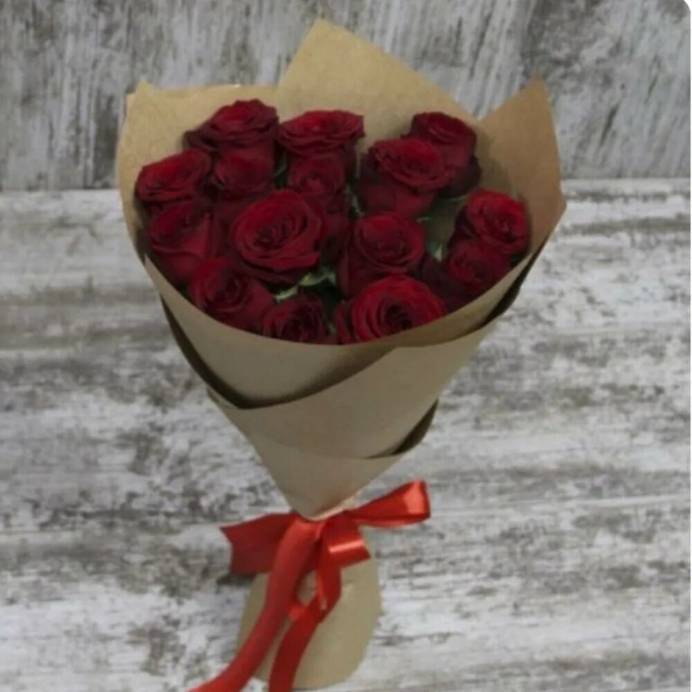 Купить розы в смоленске. Розы в красивой упаковке. Красные розы в крафтовой бумаге. Букет из красных роз в упаковке. Розы в крафтовой бумаге.