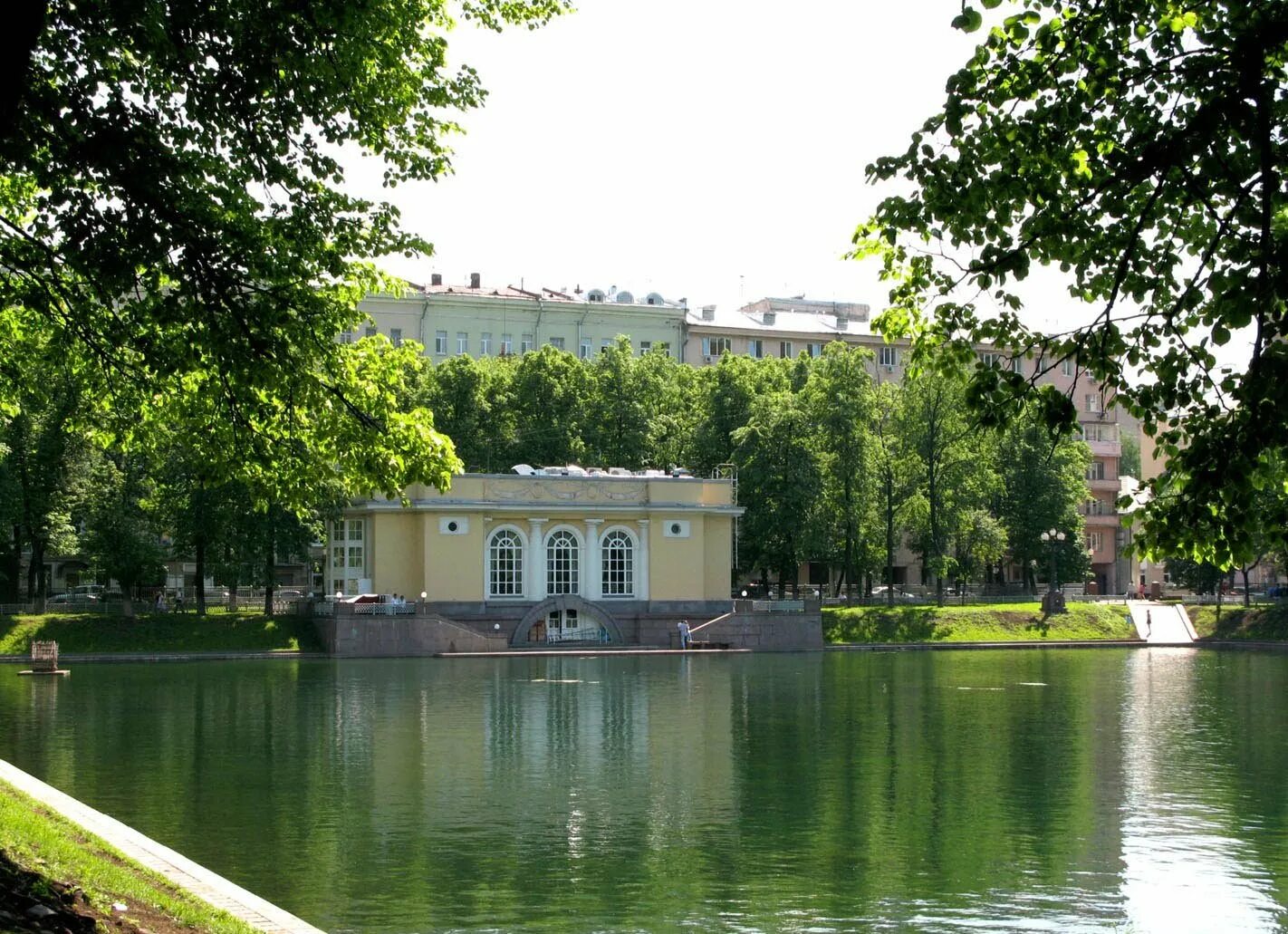 Как назывались патриаршие пруды. Патриаршие пруды пруды москвы. малая бронная патриаршие пруды. патриаршие пруды москва летом. сквер патриаршие пруды.