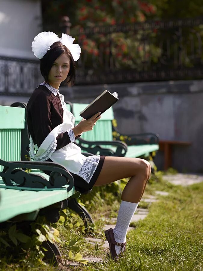 Девочка сидит за партой. Первоклассник у доски. Девочка за партой. Класс с учениками. Ученица сидит за партой.