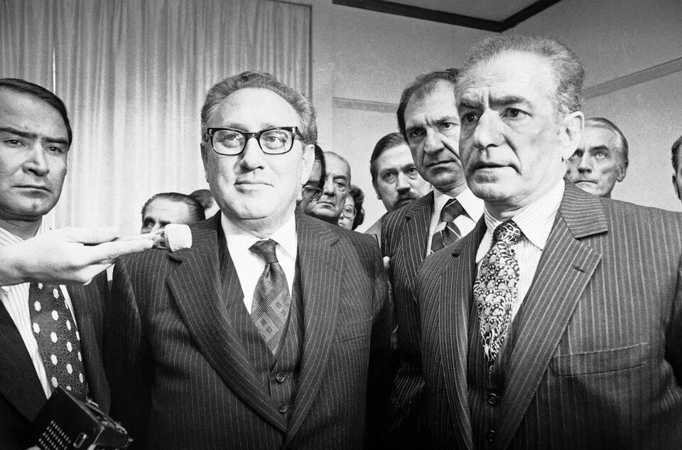 Киссинджер в молодости. Генри киссинджер в молодости. громыко и киссинджер. киссинджер молодой.