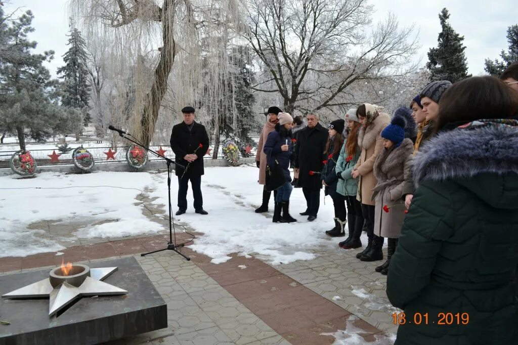 Погода мартыновский район п. Мемориал славы большая Мартыновка. Мартыновский сквер озеро. Освобождение несмьяновки Мартыновский район. МФЦ большая Мартыновка Мартыновский район.