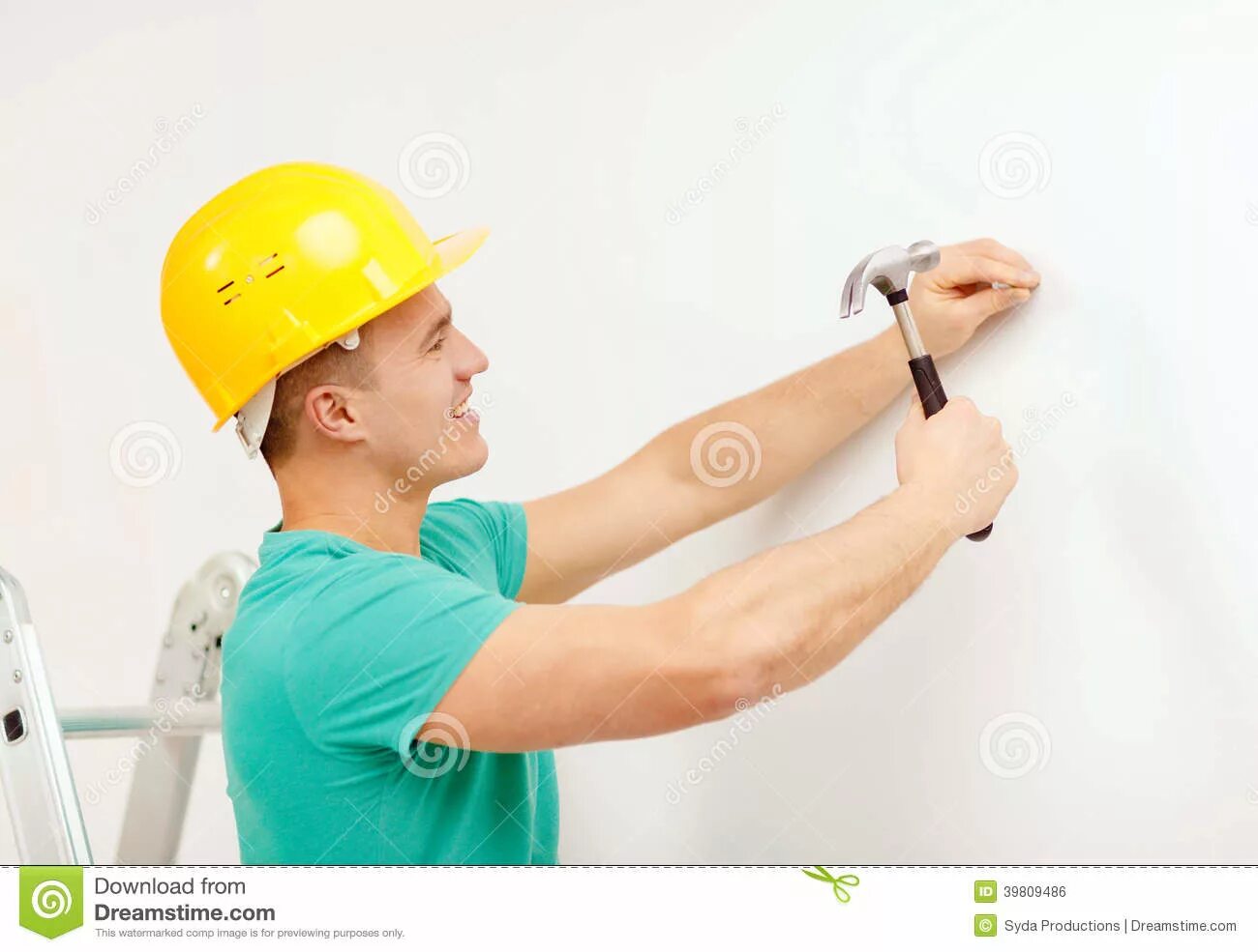 Бьют по каске. Гвоздь в каске. электромонтажник улыбается. каска и молоток. билли в каске.