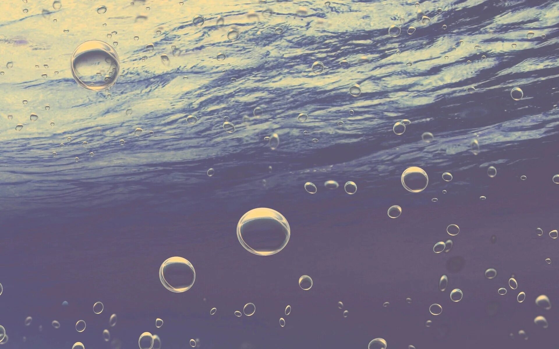 Почему в воде пузыри. Пузыри в воде. Пузырьки в море. Пузырьки под водой. Пузырьки под водой арт.