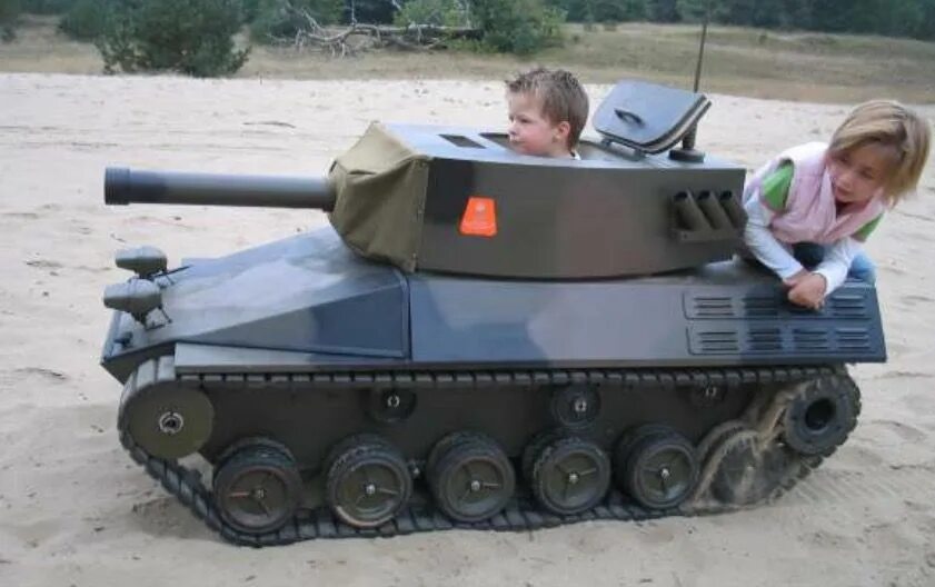 Танки для больших детей. Танк из картона. Танкодром в парке патриот. Детский электромобиль танк на гусеницах. Танки детские.