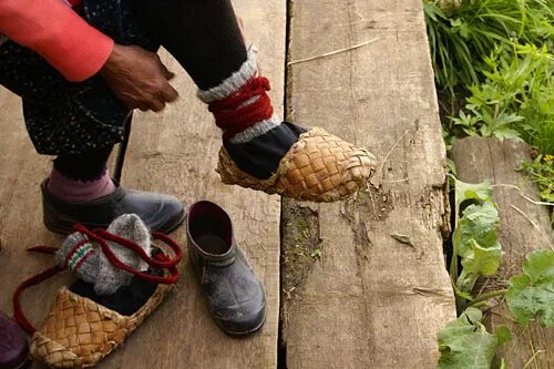 лапти зимние. никитин надежды маленький оркестрик. круг я прошел сибирь в лаптях обутый. сибирь в лаптях обутый слушать. сергей стёркин бард.