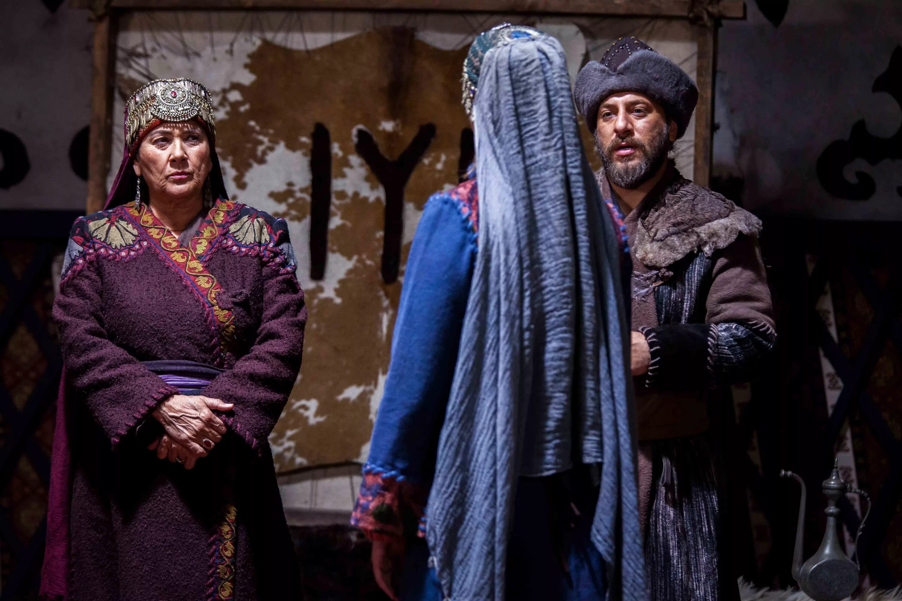 Воскрешения эртугрул 1. Эртугрул 1+1. Воскресший эртугрул абдурахман. Арда анарат воскресший эртугрул. Гёкхан беклетенлер воскресший эртугрул.