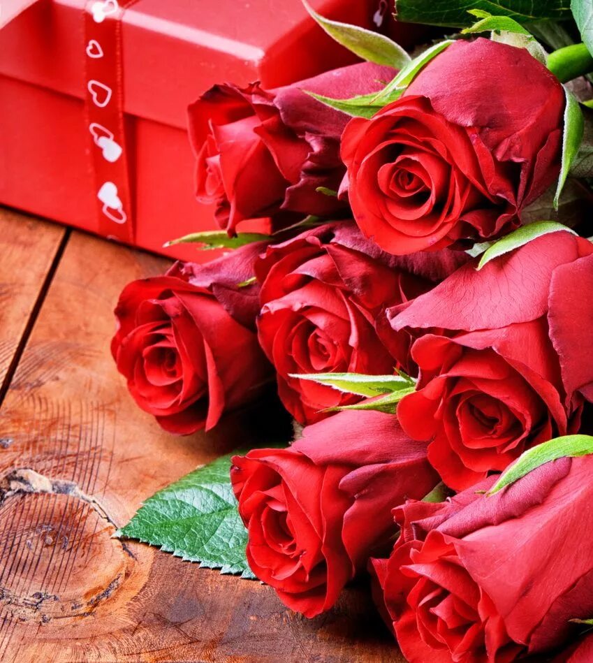 Подарок видео цветы. Цветы для перехода. Красивые цветы в подарок. Розы лежат в коробке. Красивый букет в подарок.