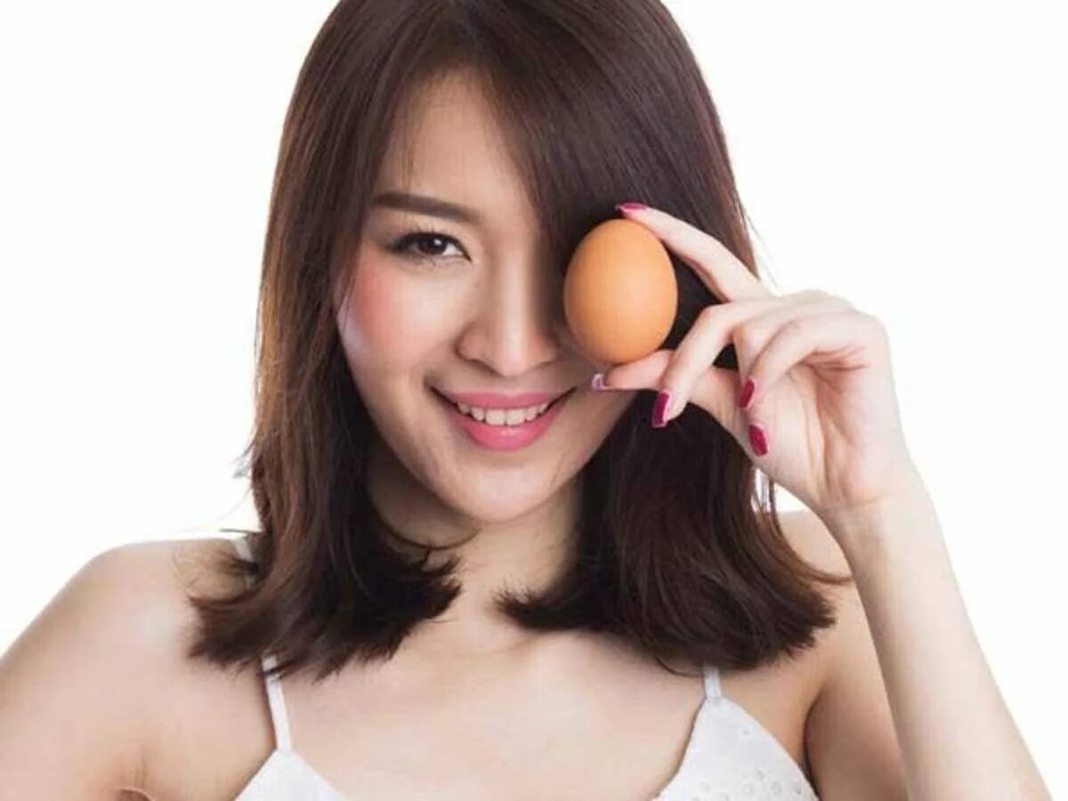 Man face egg. Красивые девушки с яйцами. Девчонки яичные. Девушка из яйца. Маска яйцо.