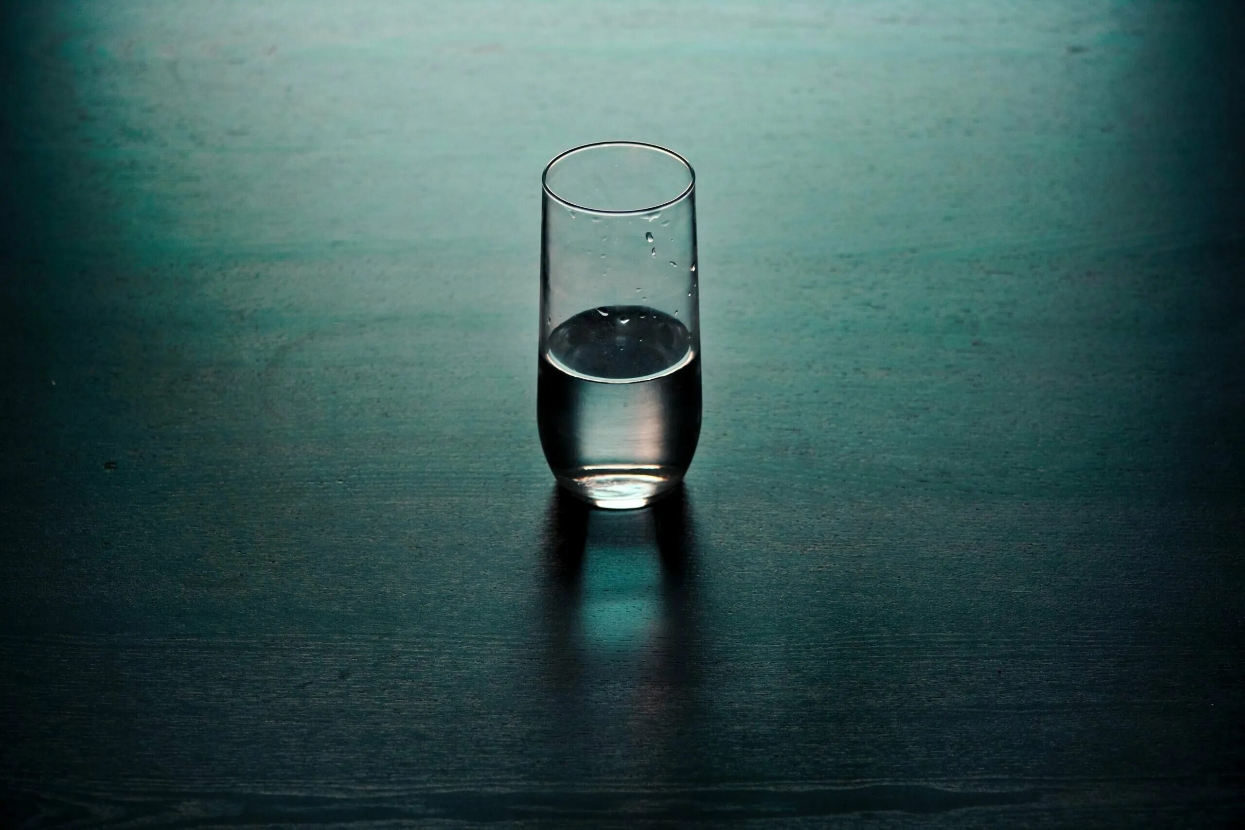 Стакан воды сверху. Стакан воды. Красивые стаканы для воды. Стакан воды Минимализм. Стакан воды на столе.
