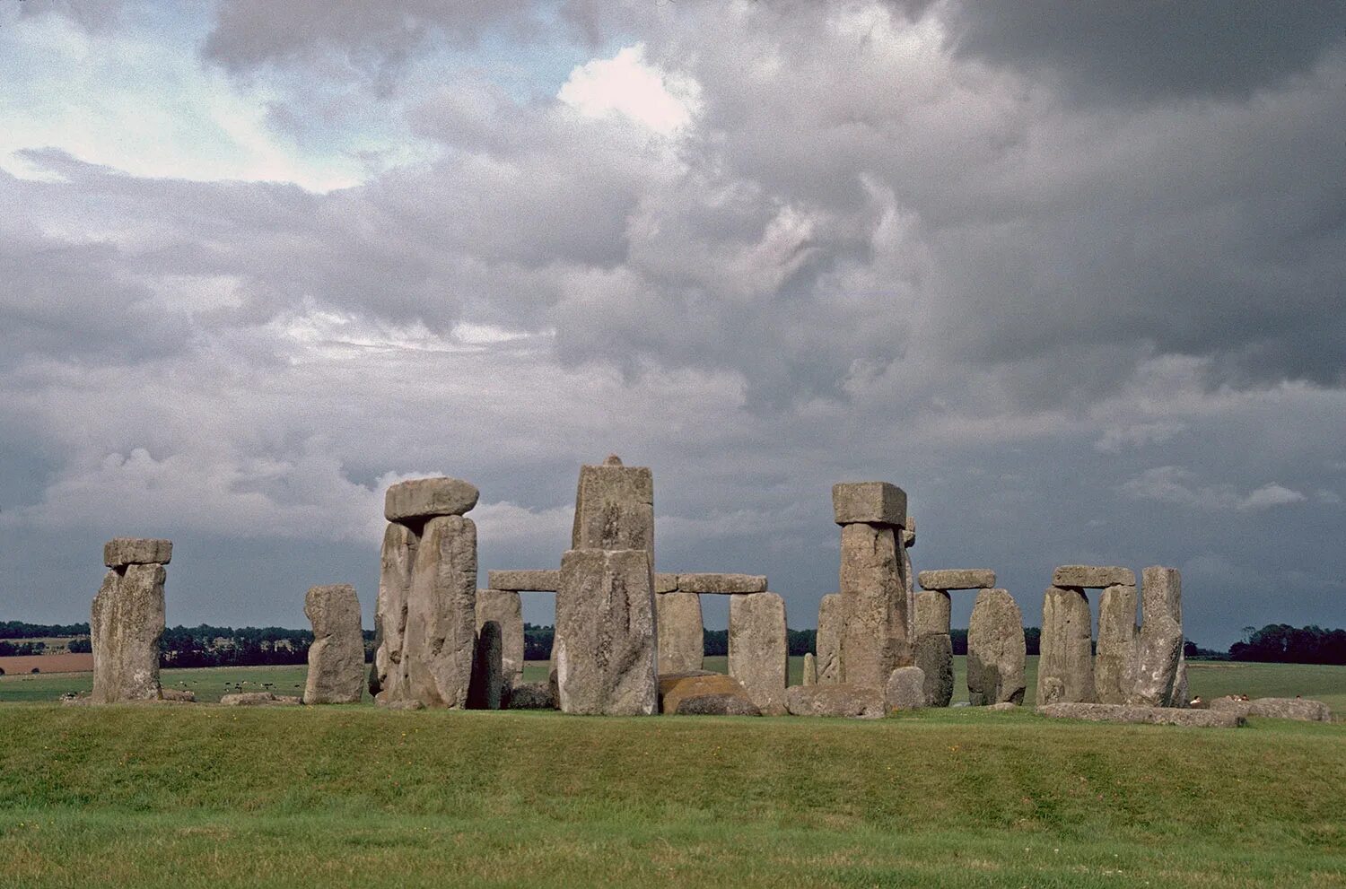 The famous stonehenge. . Кромлех Стоунхендж в Великобритании. Стоунхендж. Кромлех. Англия. Эпоха бронзы.. Кромлех Стоунхендж Первобытное искусство. Кромлех Эйвбери графство Уилтшир Англия.