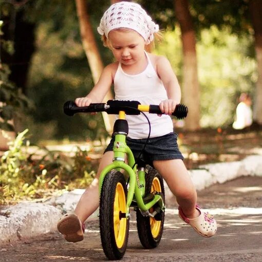 Велосипед ребенку 2 года какой. Беговел для детей. Дети с велосипедом. Кататься на беговеле. Детские велосипеды для детей.