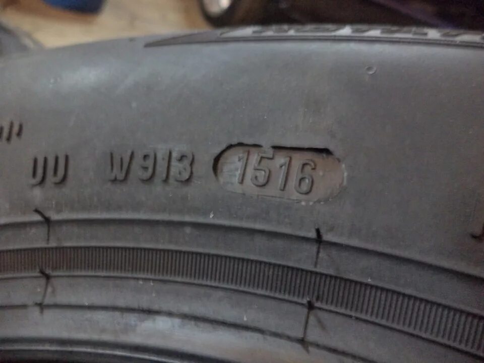 Как определить год выпуска шины автомобиля. Дата выпуска резины Пирелли. 145/65 R15 как выглядит.