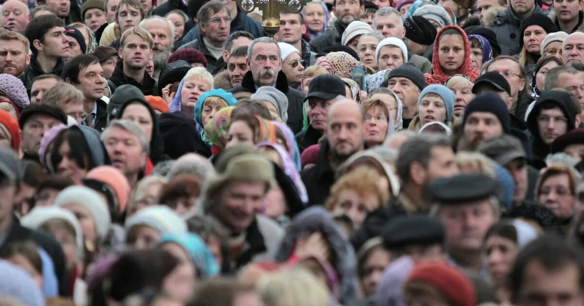 Человек толпы. Толпа Россия. Толпа народа. Толпа людей в городе Россия.