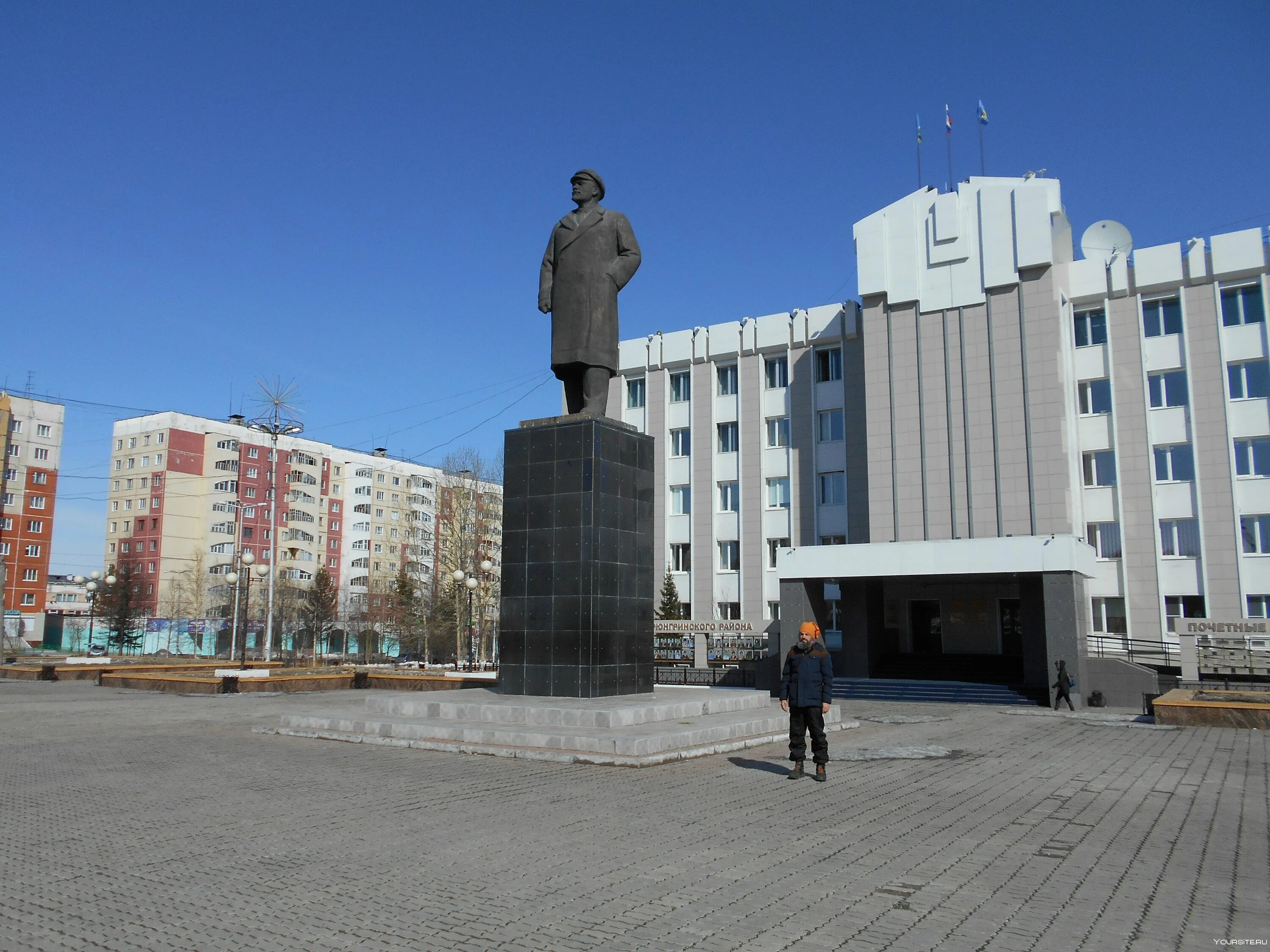 Площадь Ленина Нерюнгри. Город Нерюнгри площадь. Памятник Ленину Нерюнгри. Город Нерюнгри Республика Саха Якутия.