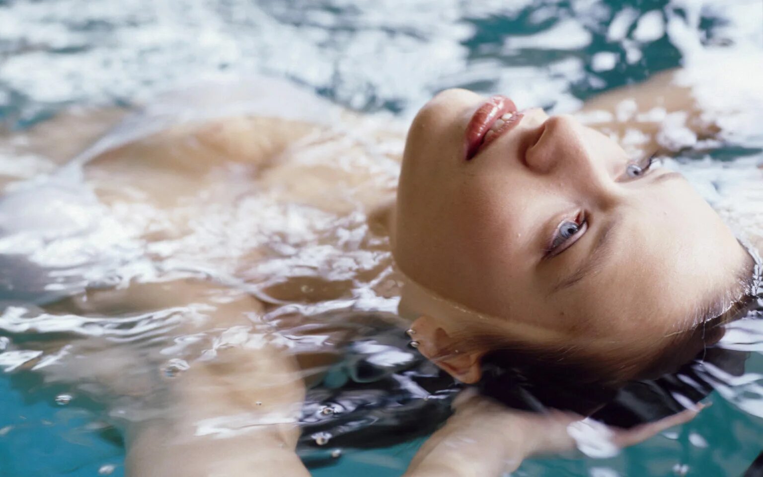 Можно плавать в линзах. Девушка лежит в воде. Лицо девушки в воде. Фотосессия в воде. Женщина вода.