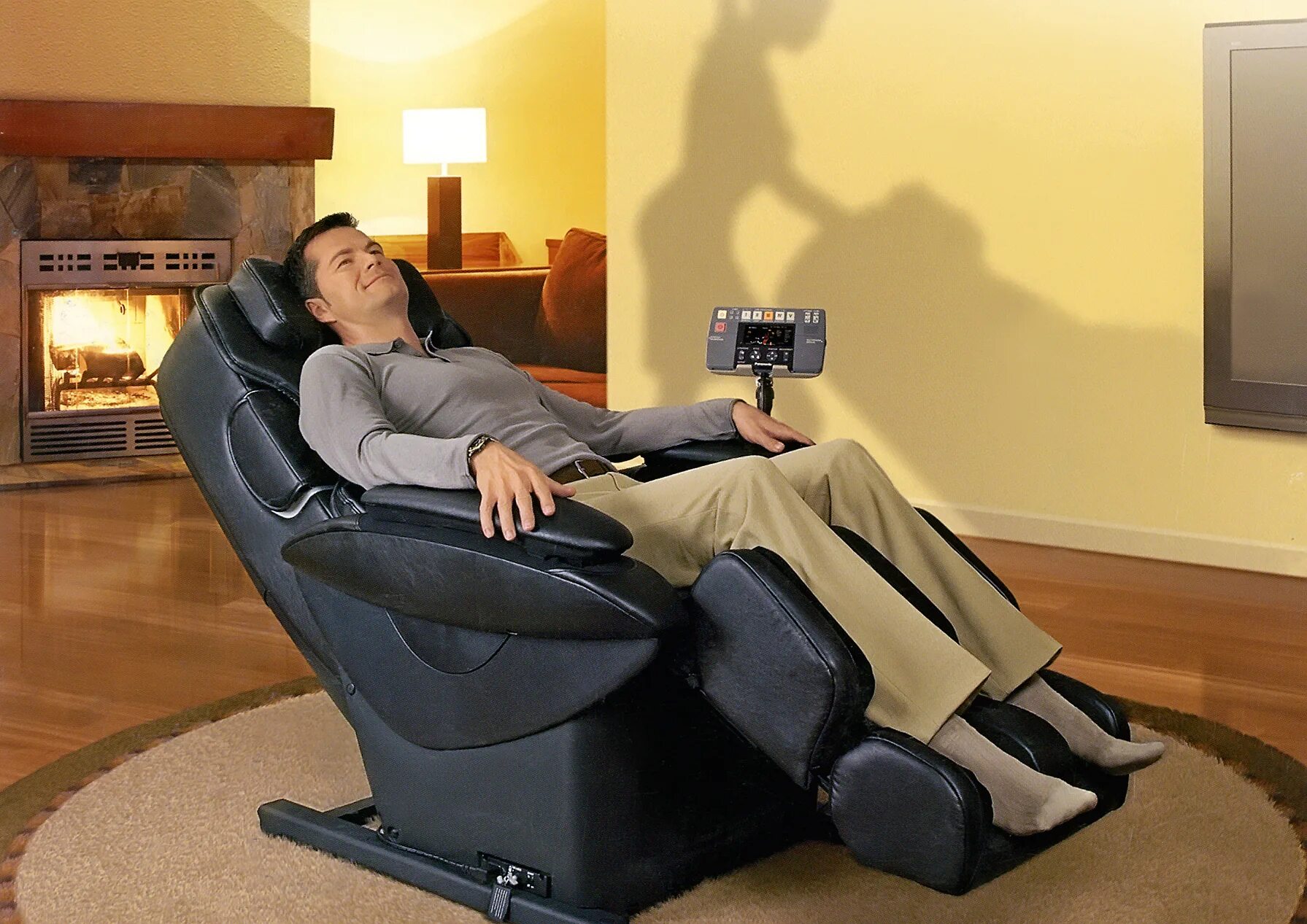 удобно устроившись в кресле. кресло-реклайнер duorest reclainer master. мужик ноги на столе отдыхает. спокойствие в офисе. удобно устроившись в кресле.