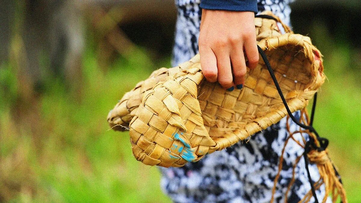 Чабата лапти. Лапти из лыка. Лапти береста. Лапти славянские.