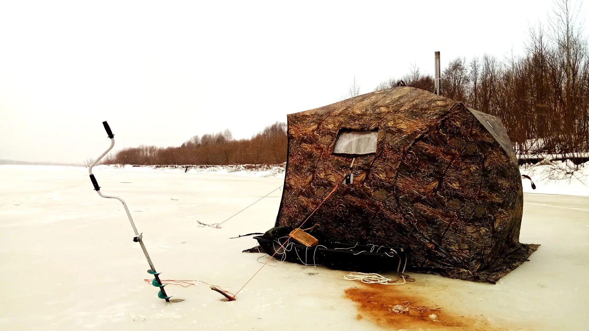 Берег лове. Палатка зима. Палатка для подледной рыбалки. Домик для зимней рыбалки. Зимняя палатка с печкой.