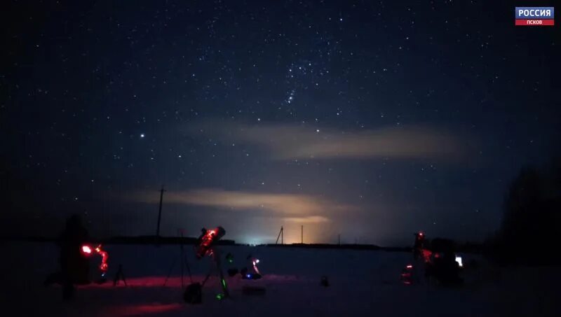 Комета в небе. Ночное небо в Якутии. Комета и город. Ночное небо звезды Комета город.