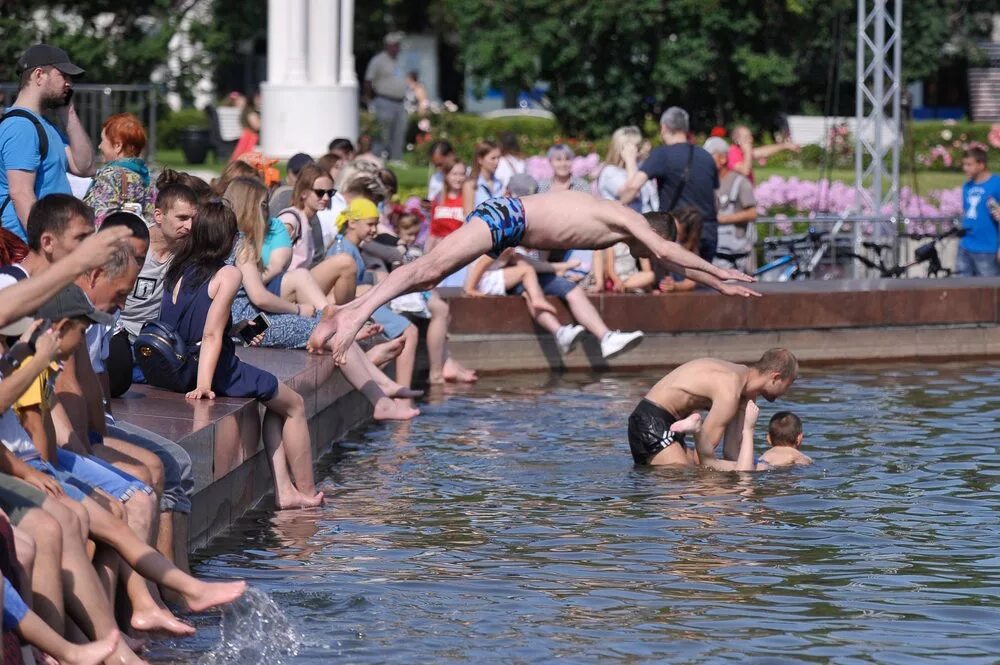 Можно ли летом купаться в фонтане тест. Купание в фонтане. купание в фонтане в жару. человек фонтан. жара дети купаются в фонтане.
