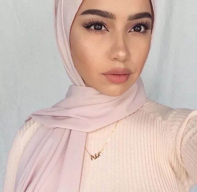 Можно выщипывать брови в исламе. Брови мусульманки. Мусульманские красивые брови. Макияж в хиджабе. Макияж мусульманки в хиджабе.