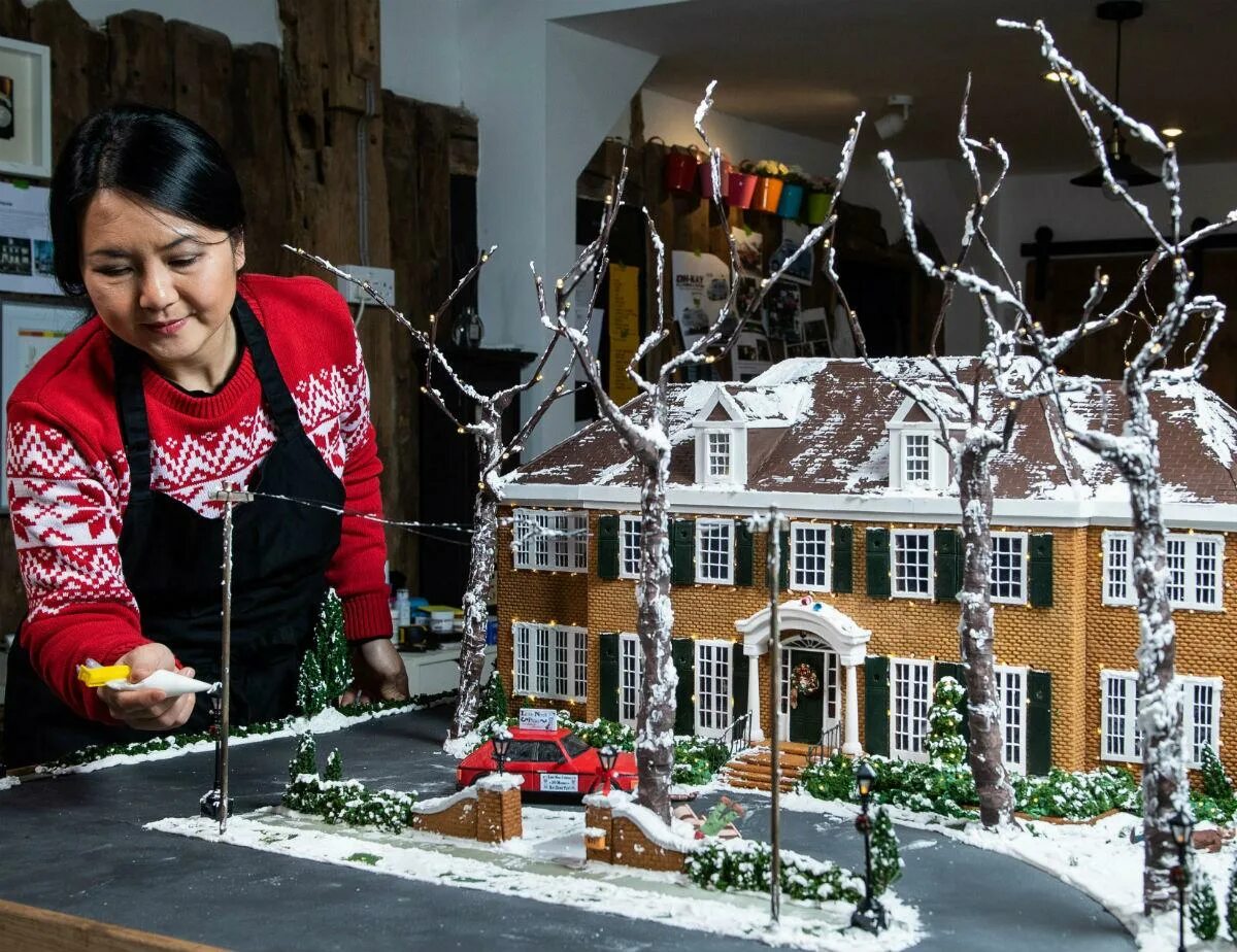 Home sweet home alone 2021. Огромный пряничный дом. Один дома когда покажут в 2024 году. Home alone кадры. Кевин маккалистер один дома 2.