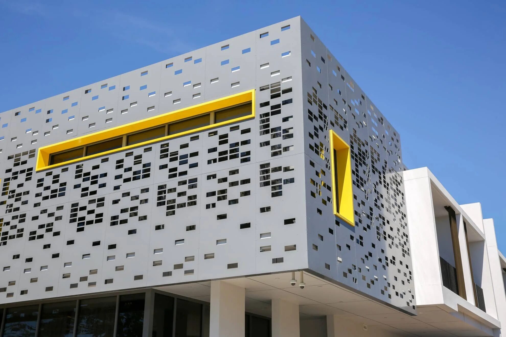 Навесной фасад laminam клей. Профметстрой череповец. Вентилируемые фасады зданий. Керамогранит и композит фасад. Фасад композит металлокассеты.