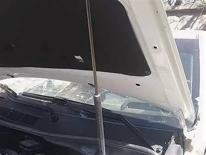 Стойка капота на тойота. Стойка капота на тойота. Пневмоупоры капота toyota corolla e120. Газовый упор капота приус 20. Стойка капота на тойота.