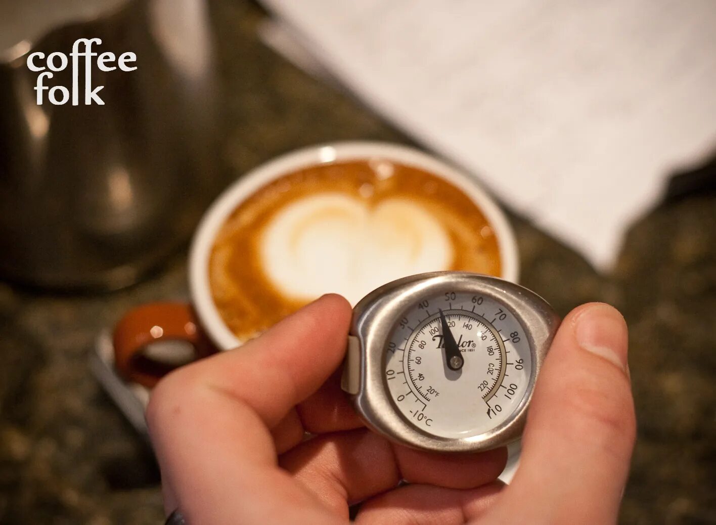термометр бариста. объем молока в капучино. капучино 400 мл пропорции. какое молоко используют в кофейнях. температура капучино.
