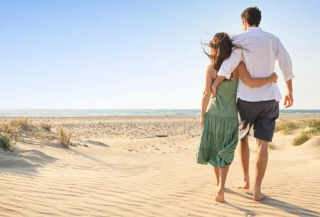 Прогулка по берегу моря. Визуальная любовь. Чувство любви. Визуальная любовь. Красивая пара для визуализации.