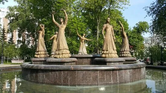 Памятник семь девушек в уфе. Фонтан 7 девушек в уфе легенда. Фонтан ете кыз в уфе. Фонтан семь девушек в уфе. 7 девушек уфа легенда.
