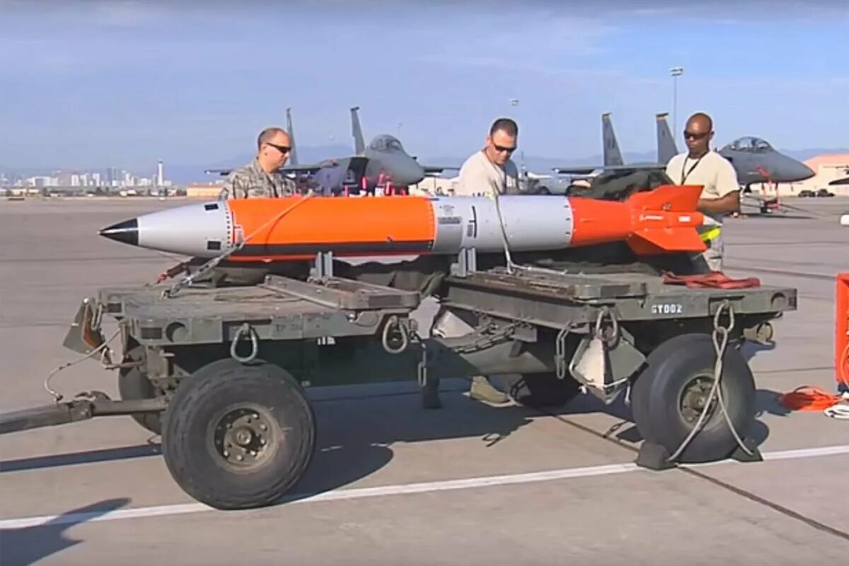 Б бомбила. Б бомбила. Бомбардировщик в небе. B61-12. B61-12.