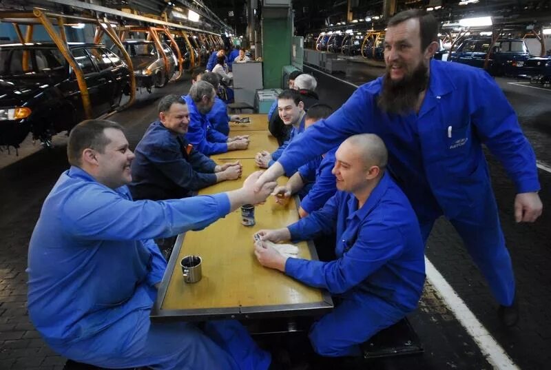 Автомобильный конвейер. Оклады на автовазе. Слесарь автоваз. Повышение зарплаты на автовазе. Повышение зарплаты на автовазе.