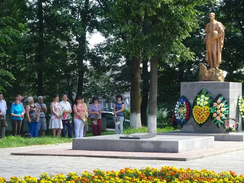 Хиславичи сквер памяти героев. Хиславичи Смоленская область памятник. Аллея героев Хиславичи. Хиславичи Смоленск. Погода в хиславичах на 10 дней