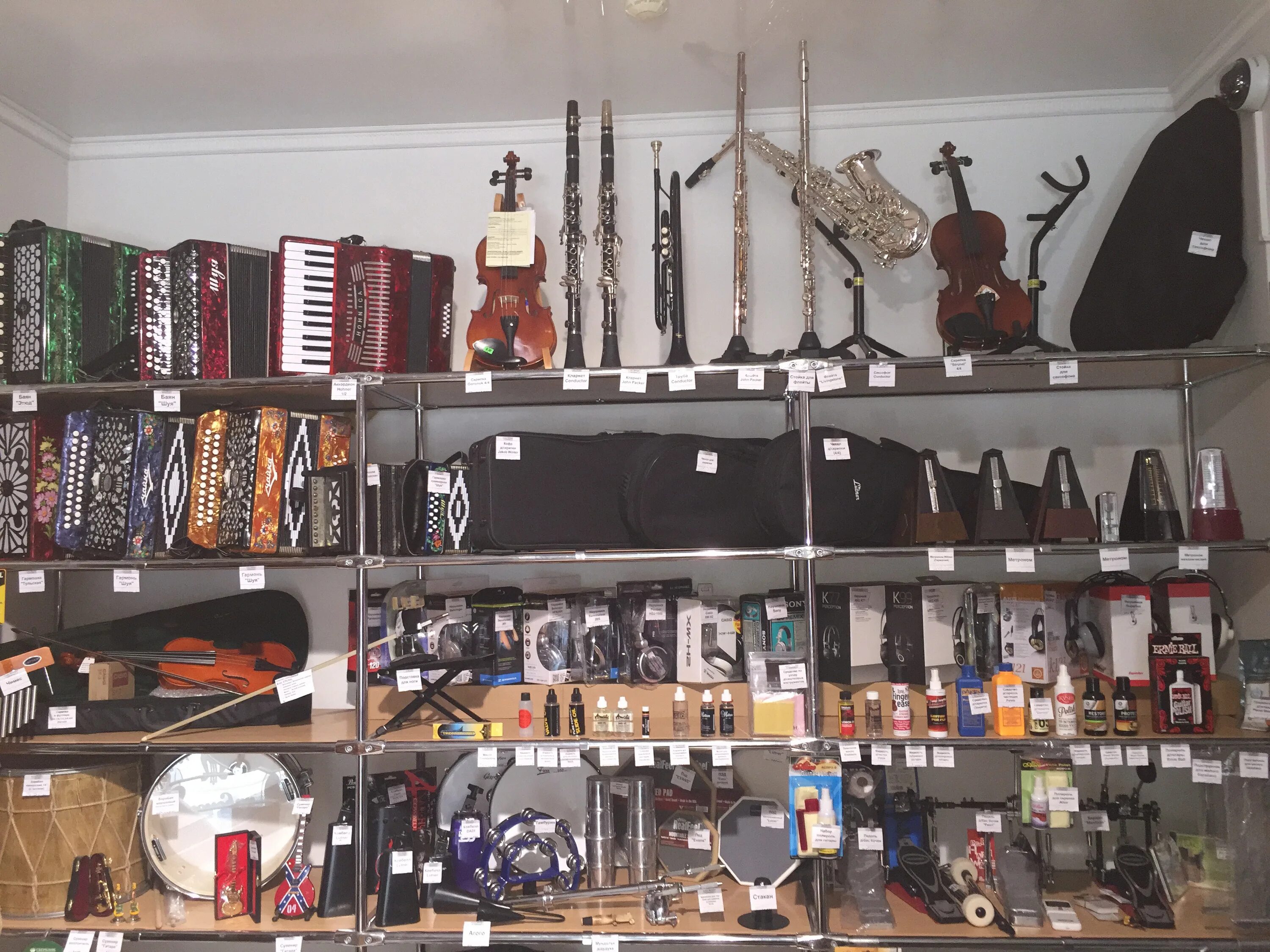 музыкальный магазин макеевка. первый музыкальный магазин. интерьер музыкального магазина. шоу рум инструментов. арсенал сургут магазин.