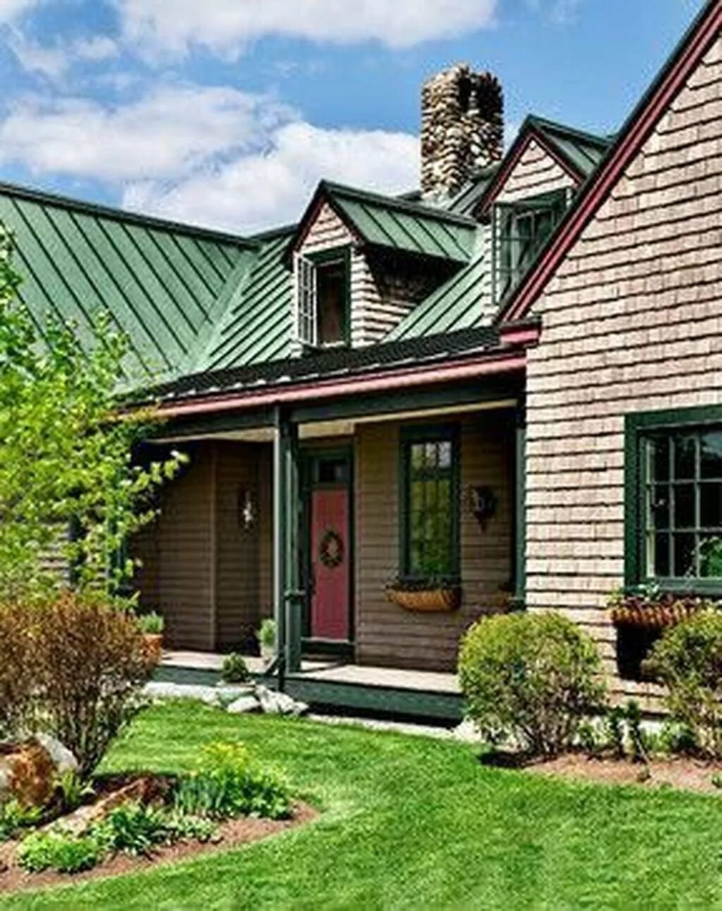 Фармхаус экстерьер. Деревянный дом с зеленой крышей. Коричневый дом с зеленой крышей. Серый дом с зеленой крышей.