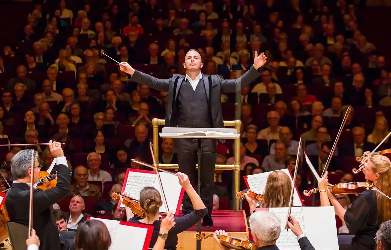Евгений шестаков дирижер тюмень. Дирижер королевского оркестра марокко решеткин. Бломстедт дирижер. Дирижер оркестр видео. Дирижер оркестр видео.