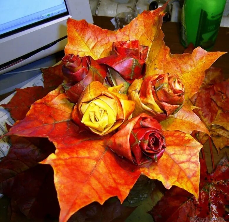 Осень букет роз. Букет из осенних листьев. Красивый осенний букет из листьев. Букет из кленовых листьев. Розы из осенних листьев.