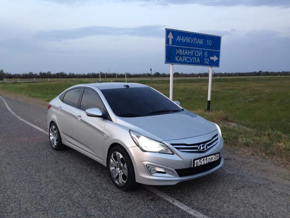 Купить хендай солярис московская область. Хендай Солярис 2014 года. Hyundai Solaris 2015 серебро. Hyundai Solaris 1 Рестайлинг. Хендай Солярис 2016 серебристый.