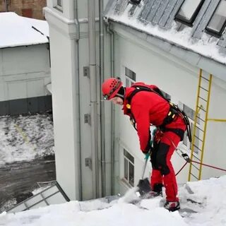 Очистка кровли от снега москва