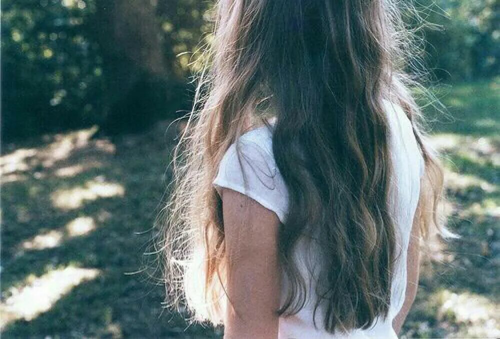 картинки девушек без лица. девушка с каштановыми волосами со спины. не было видно. красивые девочки без лица. русые волосы у девушек.
