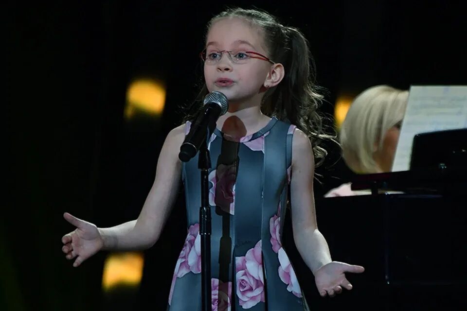 Вика старикова концерт. Кино девушка спела знаменитую песню на сцене все были в восторге. Девочка спела секунду назад. Парень под дождем. Спела на голове на конкурсе.