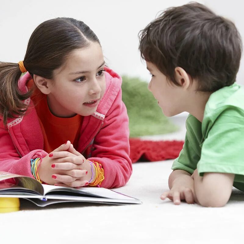 Talk about school life. Разговор между детьми. Общение детей. Дошкольники. Дети беседуют.