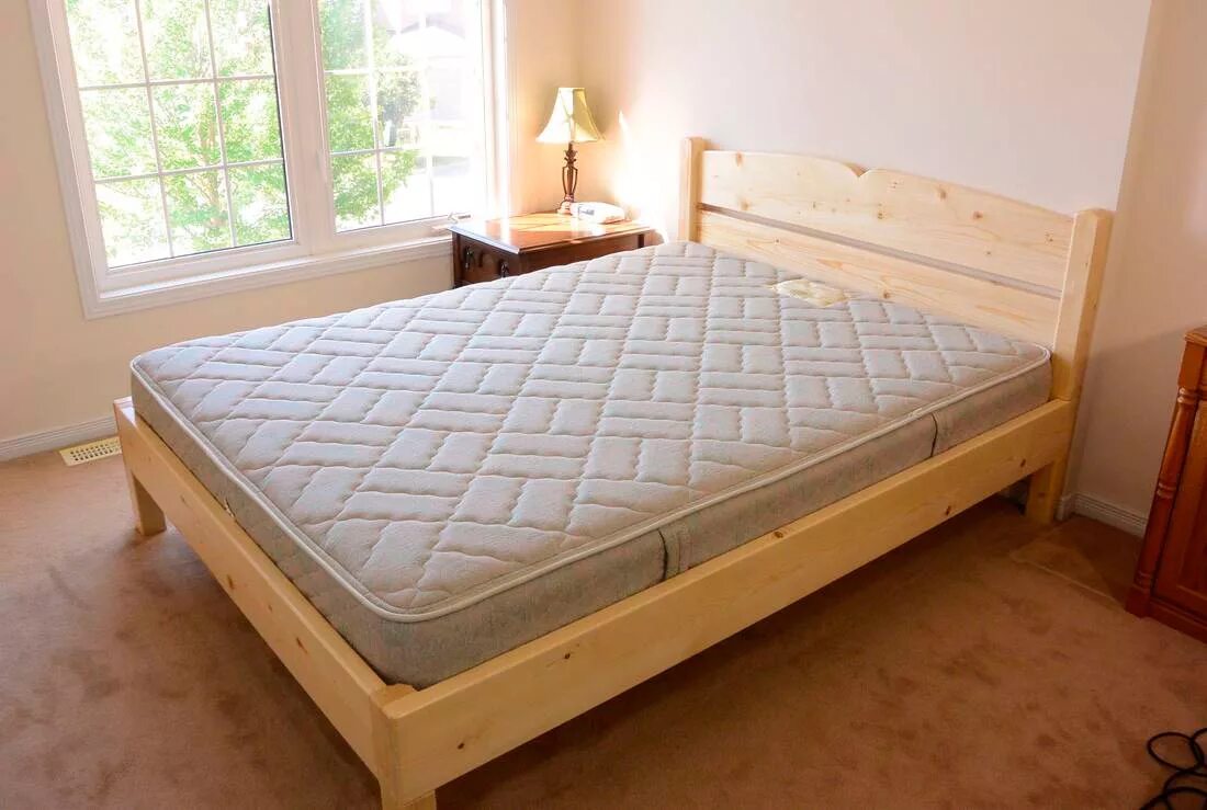 Самодельная кровать из дерева. Кровать деревянная. Двуспальная кровать из мебельного щита. Самодельная двуспальная кровать. Самодельная деревянная кровать.