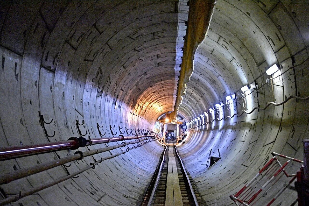 Как действует метро. Тоннель метро бкл. станция метро тоннель. щитовая проходка тоннелей. стена тоннеля метро.