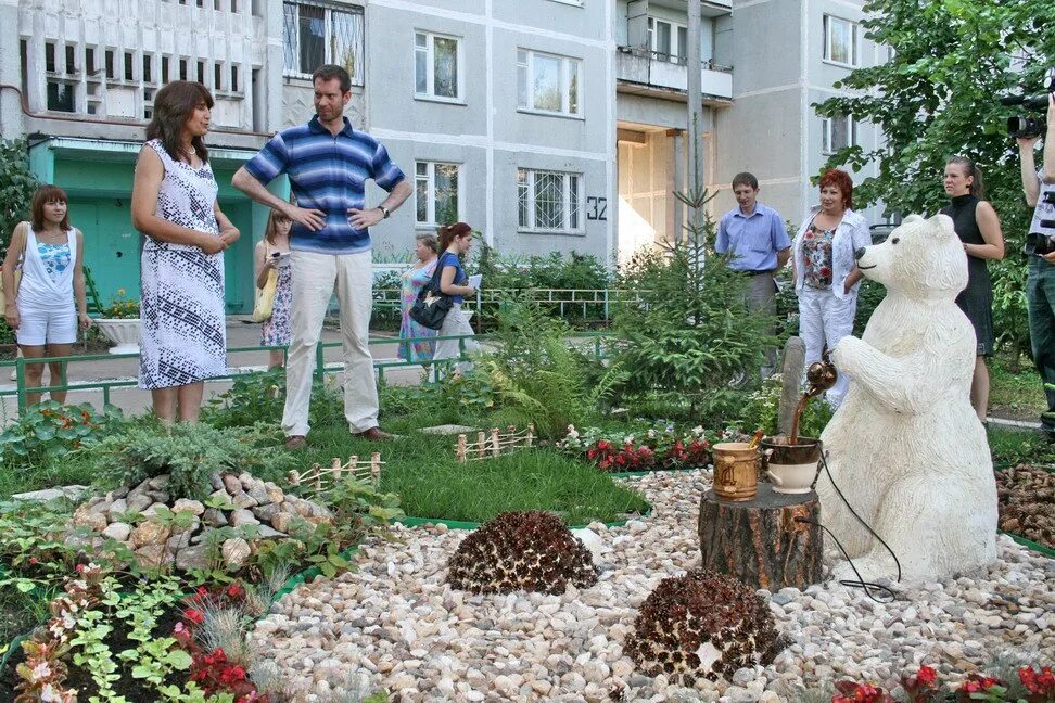 Соседские города. Украсить двор многоквартирного дома. Красивый двор многоквартирного дома. Украшение двора в МКД. Украсить придомовую территорию.