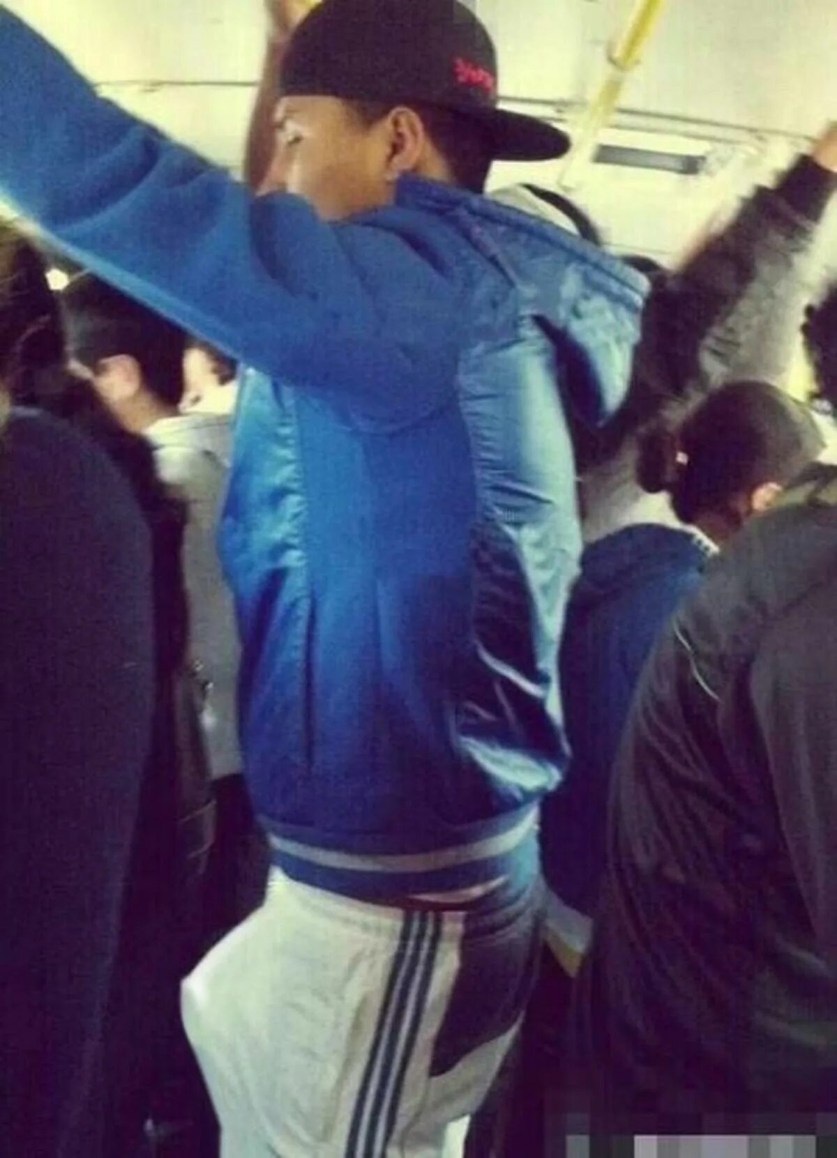 Парни в джинсах с бугорками. Встал в штанах. Мужские бугорки в брюках. Стояк у парня в штанах. Встал в спортивках.