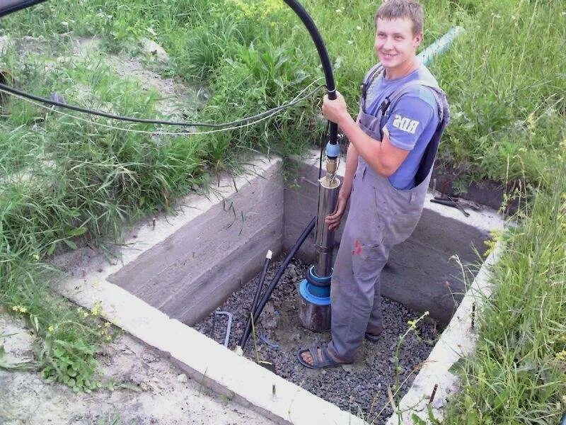 Скважина под насос. Приямки для абиссинских скважин. Приямок скважинный адаптер. Обустройство приямка для скважины. Скважина на воду на участке.